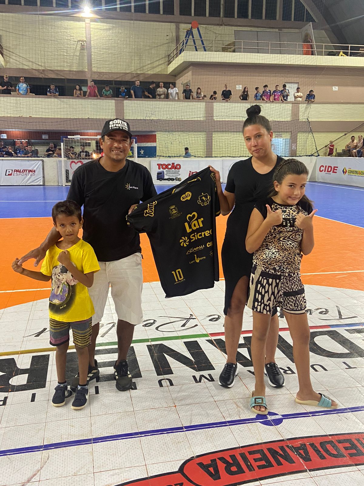 Craque no futsal e futebol pela nossa cidade. Bi, com sua família